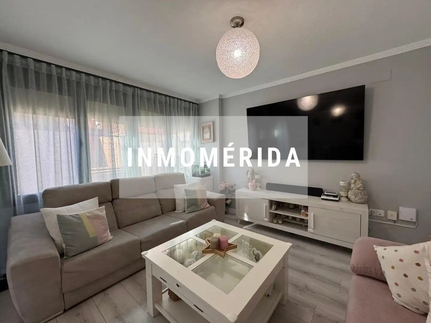 Sala de estar de Casa adosada en venta en Mérida con Aire acondicionado, Calefacción y Jardín privado
