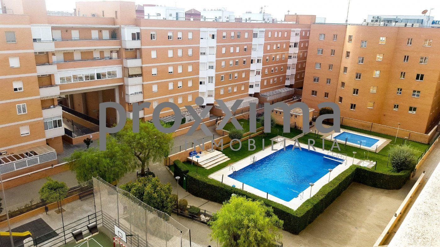 Exterior view of Flat to rent in  Sevilla Capital  with Air Conditioner, Heating and Terrace