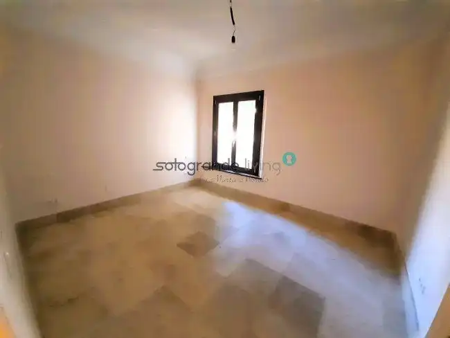 Dormitori de Apartament de lloguer en Sotogrande amb Aire condicionat, Calefacció i Terrassa