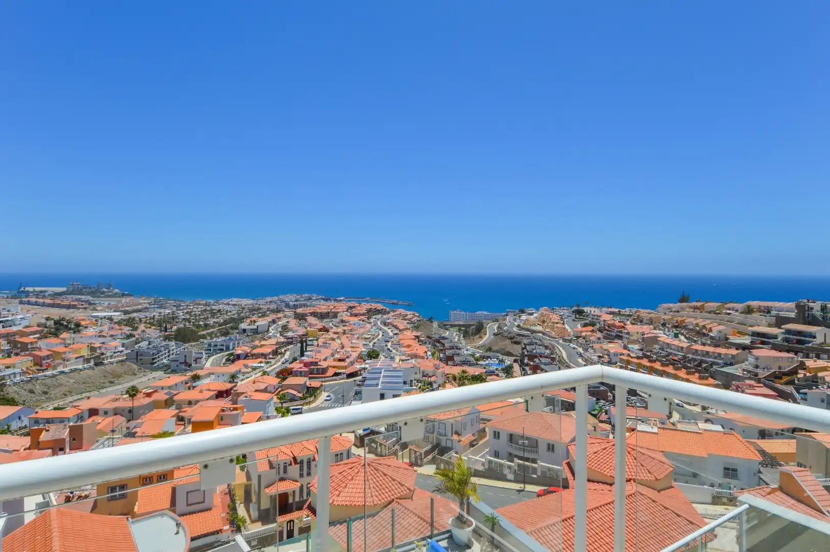 Außenansicht von Dachboden zum Verkauf in Mogán mit Klimaanlage, Terrasse und Balkon