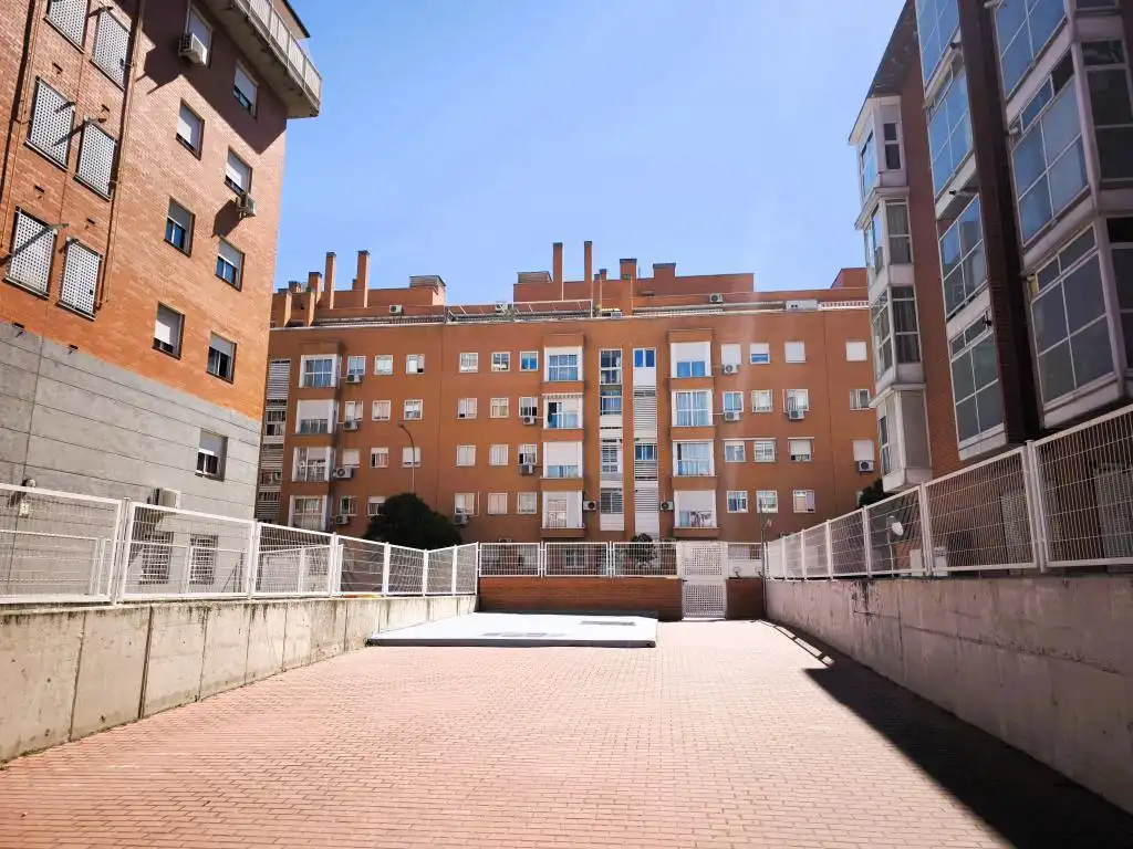 Vista exterior de Pis en venda en Madrid amb Calefacció