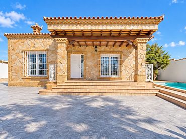 Casa con piscina en venta en Las Lagunas - Campano