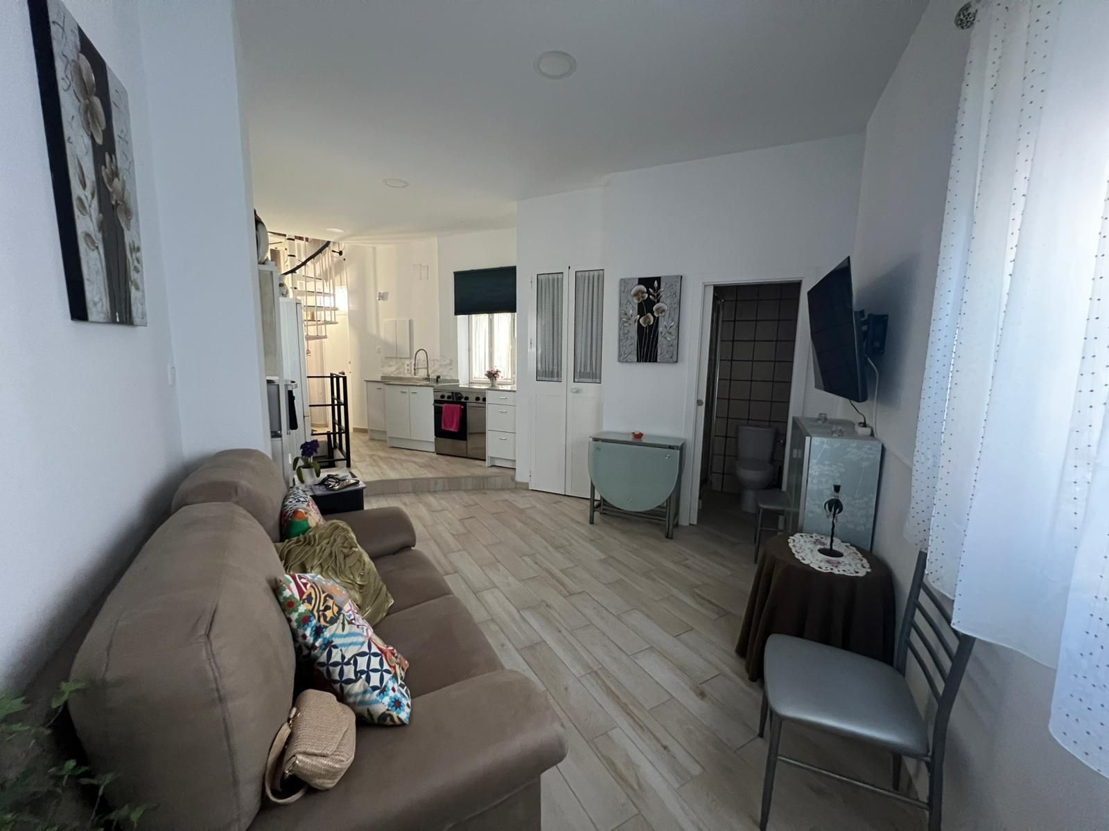 Sala d'estar de Casa adosada en venda en Lora del Río amb Aire condicionat i Terrassa