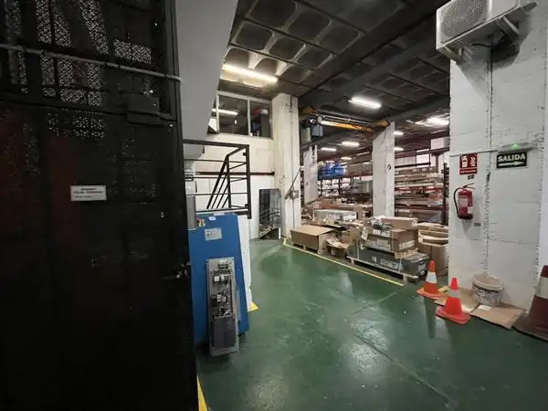 Nave industrial en venta en L'Hospitalet de Llobregat con Calefacción y Alarma