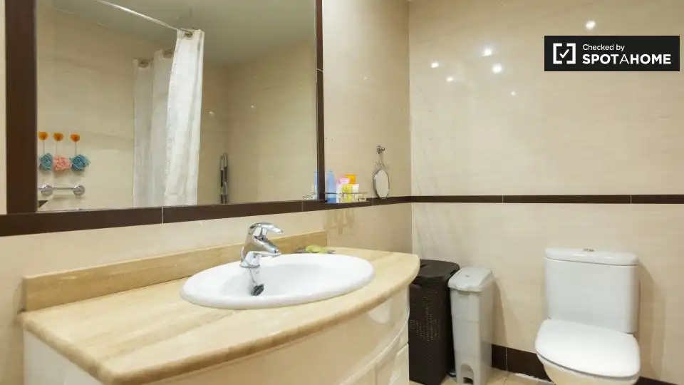 Baño de Piso de alquiler en Pozuelo de Alarcón con Aire acondicionado, Calefacción y Amueblado