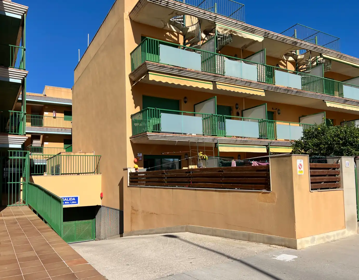Vista exterior de Piso en venta en Amposta con Jardín privado, Terraza y Amueblado