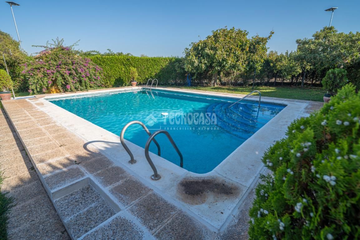 Piscina de Finca rústica en venda en Linares amb Aire condicionat i Moblat