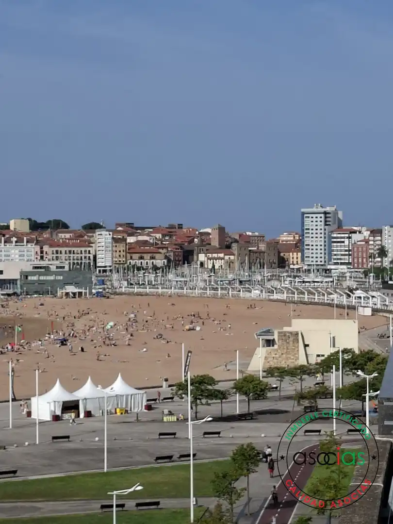 Außenansicht von Wohnung zum Verkauf in Gijón  mit Heizung, Terrasse und Abstellraum