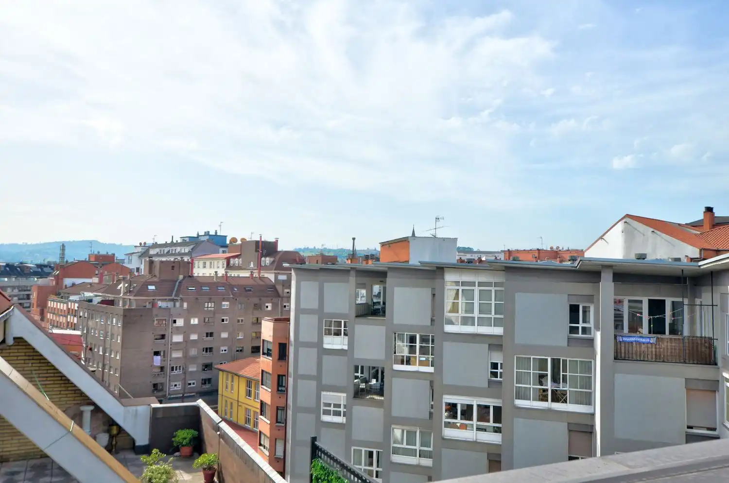 Außenansicht von Wohnung zum Verkauf in Oviedo  mit Heizung, Terrasse und Schwimmbad