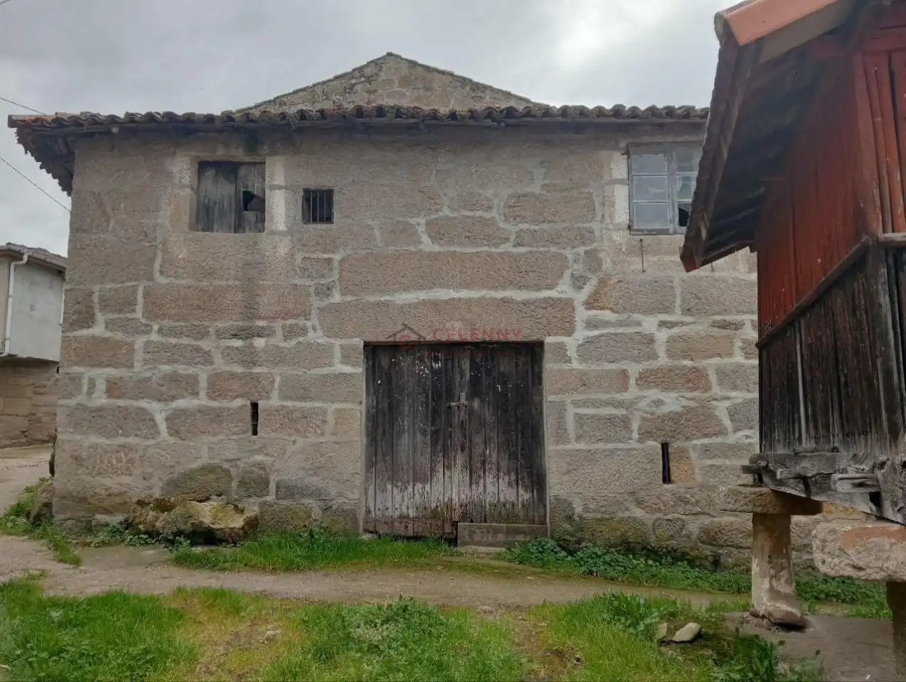 Außenansicht von Einfamilien-Reihenhaus zum Verkauf in Allariz mit Heizung, Terrasse und Abstellraum