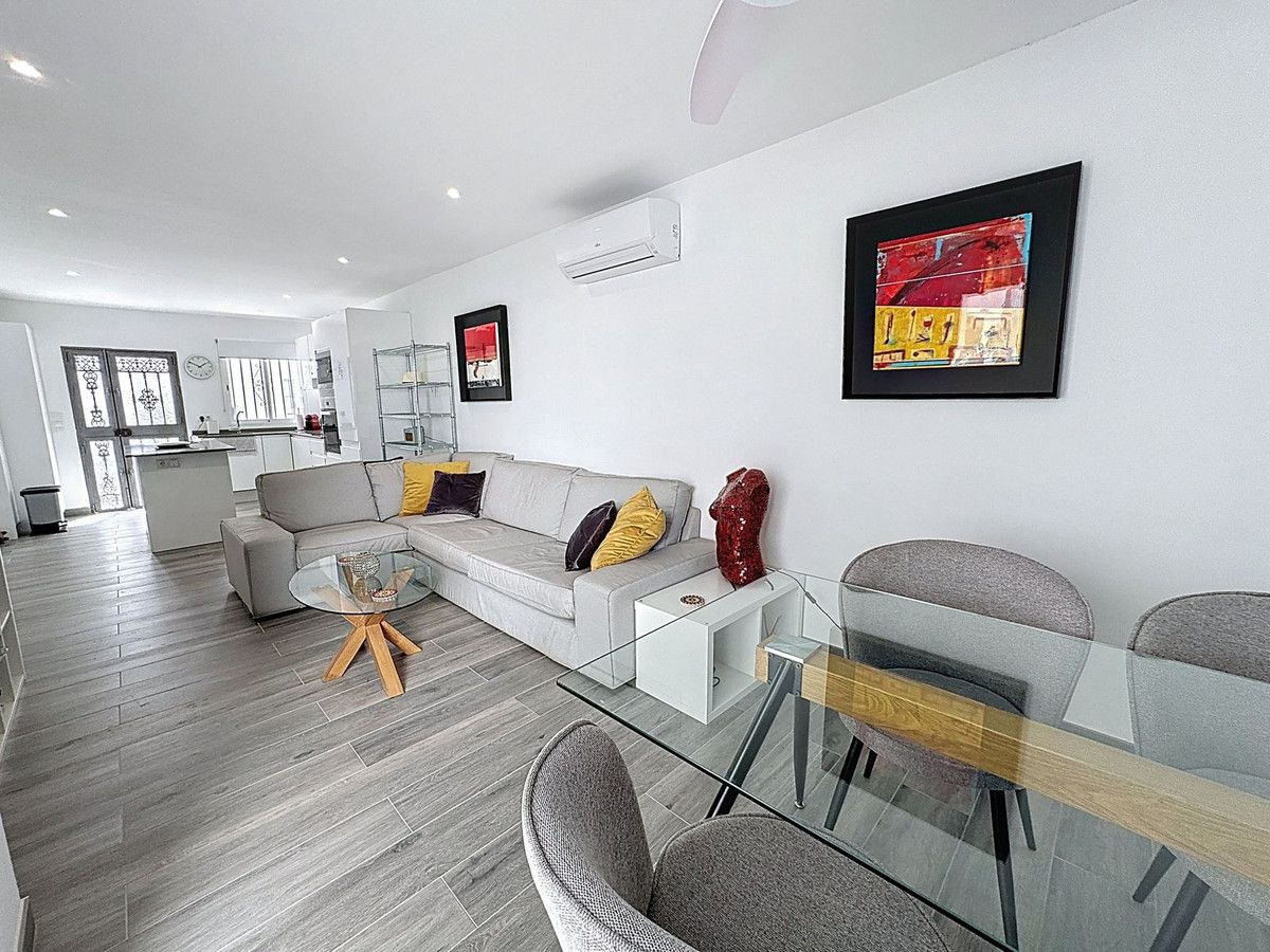 Sala de estar de Casa adosada en venta en Mijas con Aire acondicionado, Calefacción y Terraza
