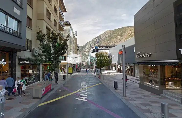Locale commerciale in affitto a Les Escaldes