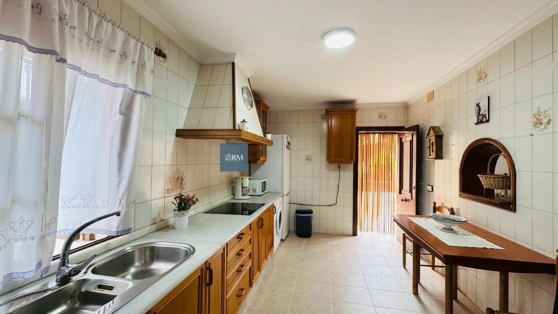 Cuina de Casa o xalet en venda en Sanlúcar de Barrameda amb Jardí privat, Terrassa i Traster