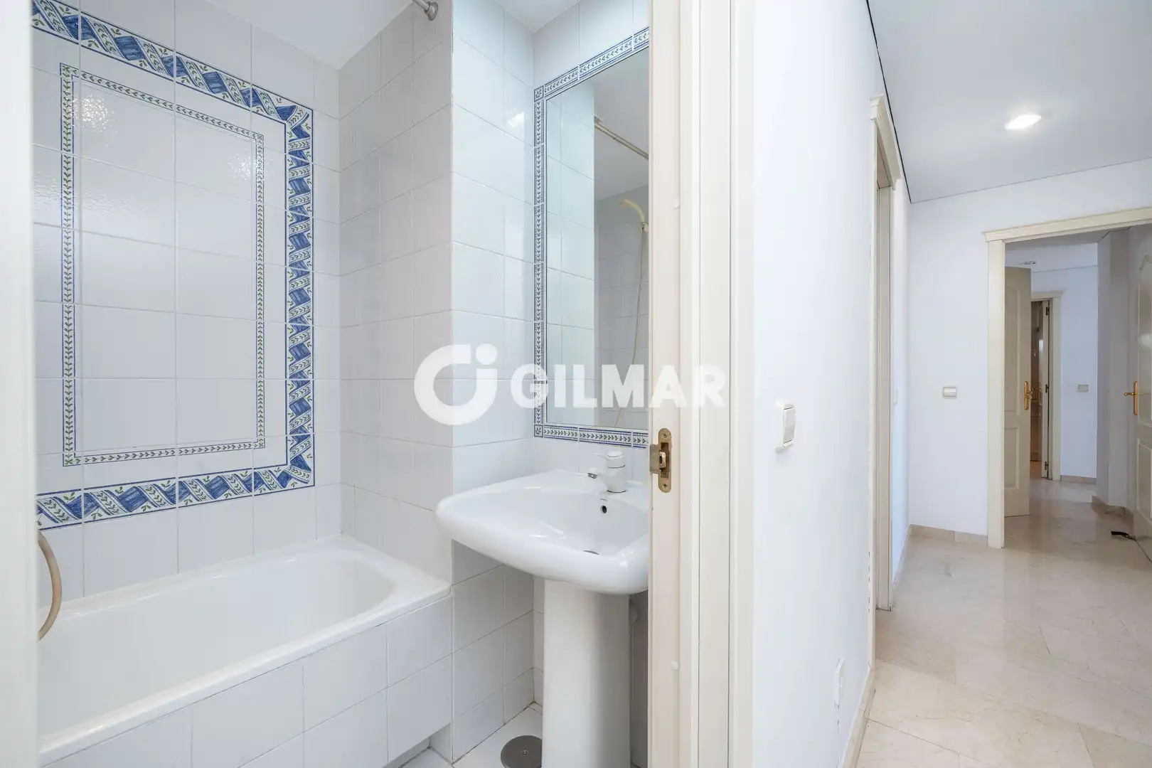 Bathroom of Flat for sale in Madrid  with Heating, Private garden and Storage room