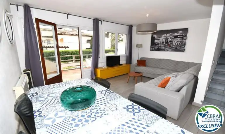 Sala d'estar de Edifici en venda en Empuriabrava