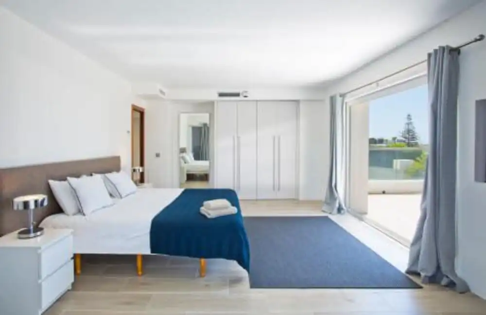 Dormitori de Casa o xalet de lloguer en Marbella amb Aire condicionat, Jardí privat i Terrassa