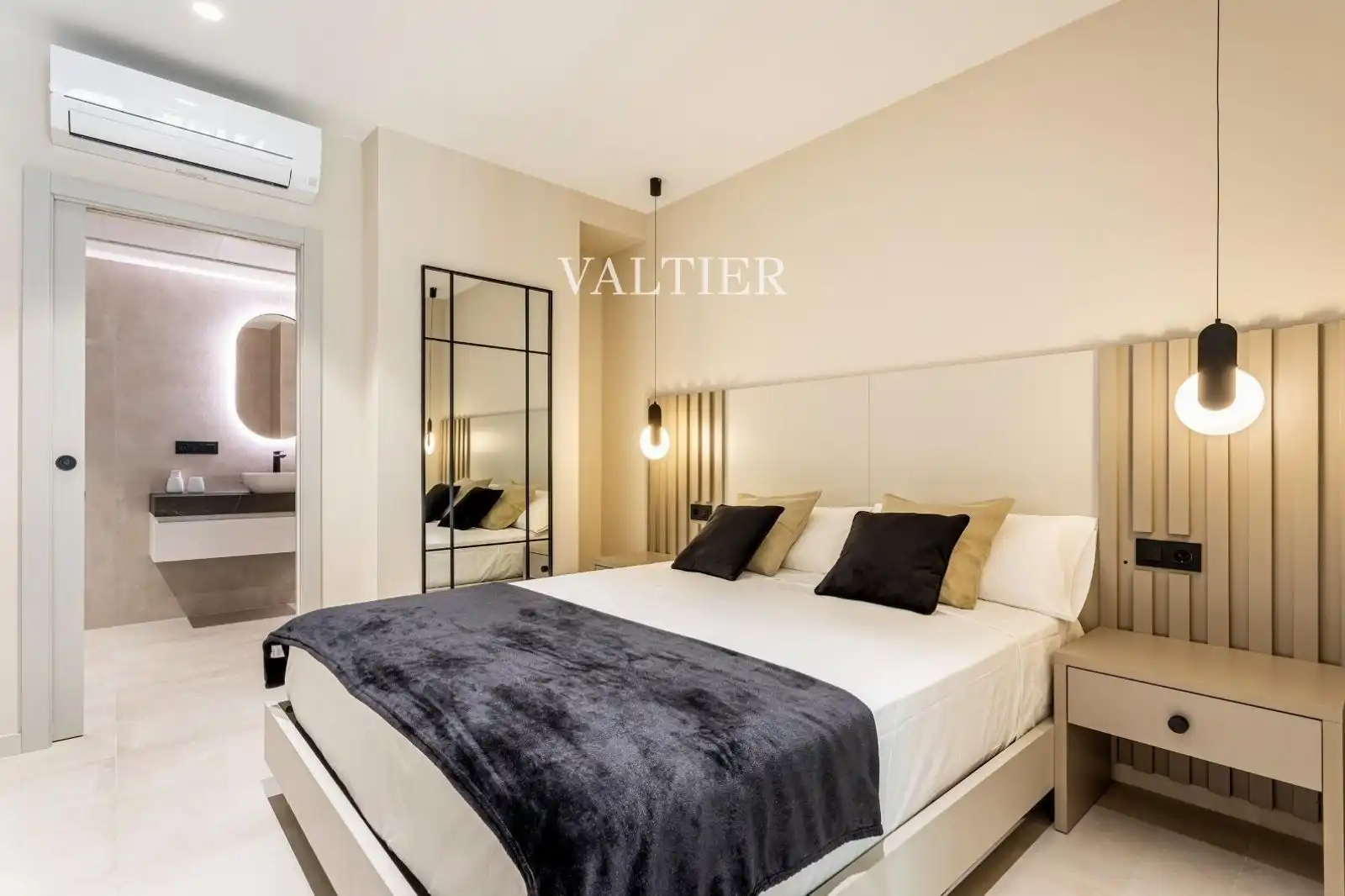 Bedroom of Flat for sale in Valencia