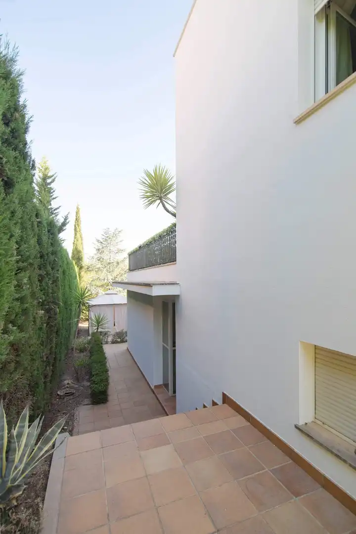 Vista exterior de Casa o xalet en venda en La Zubia amb Calefacció i Jardí privat