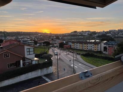 Vista exterior de Dúplex en venda en Oleiros amb Calefacció, Jardí privat i Parquet