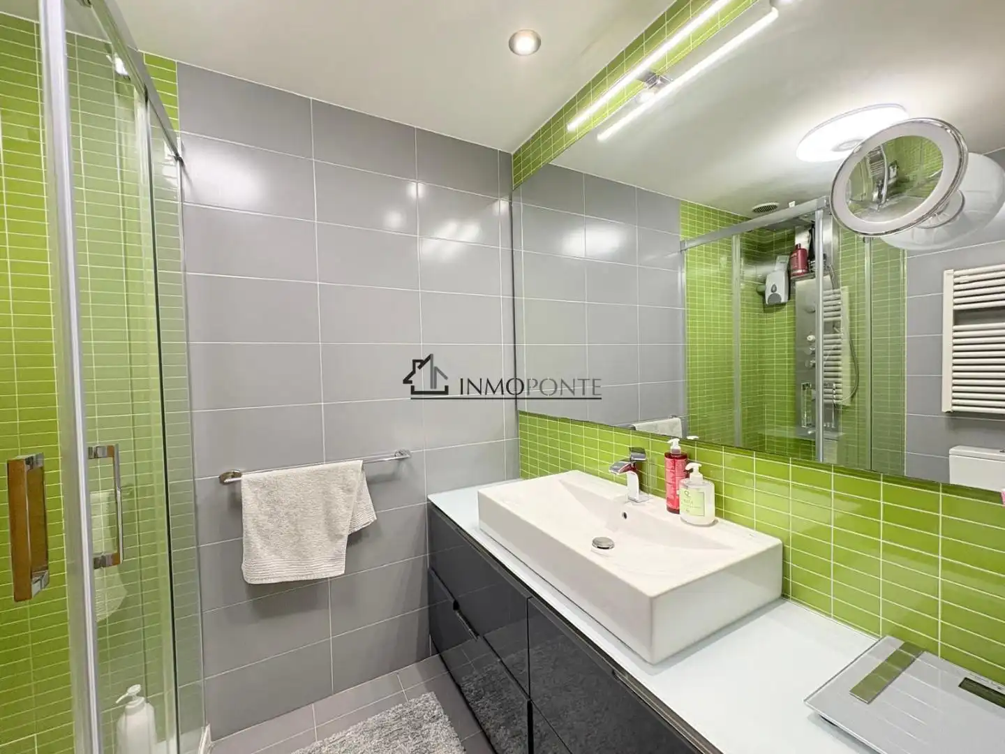 Bathroom of Flat for sale in Pontevedra Capital   with Heating, Storage room and Swimming Pool