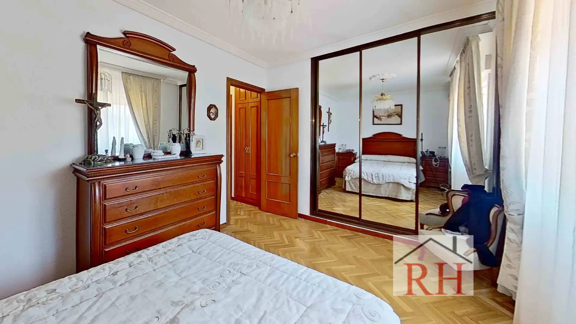 Habitación de Casa adosada en venta en Alcalá de Henares con Aire acondicionado, Calefacción y Jardín privado
