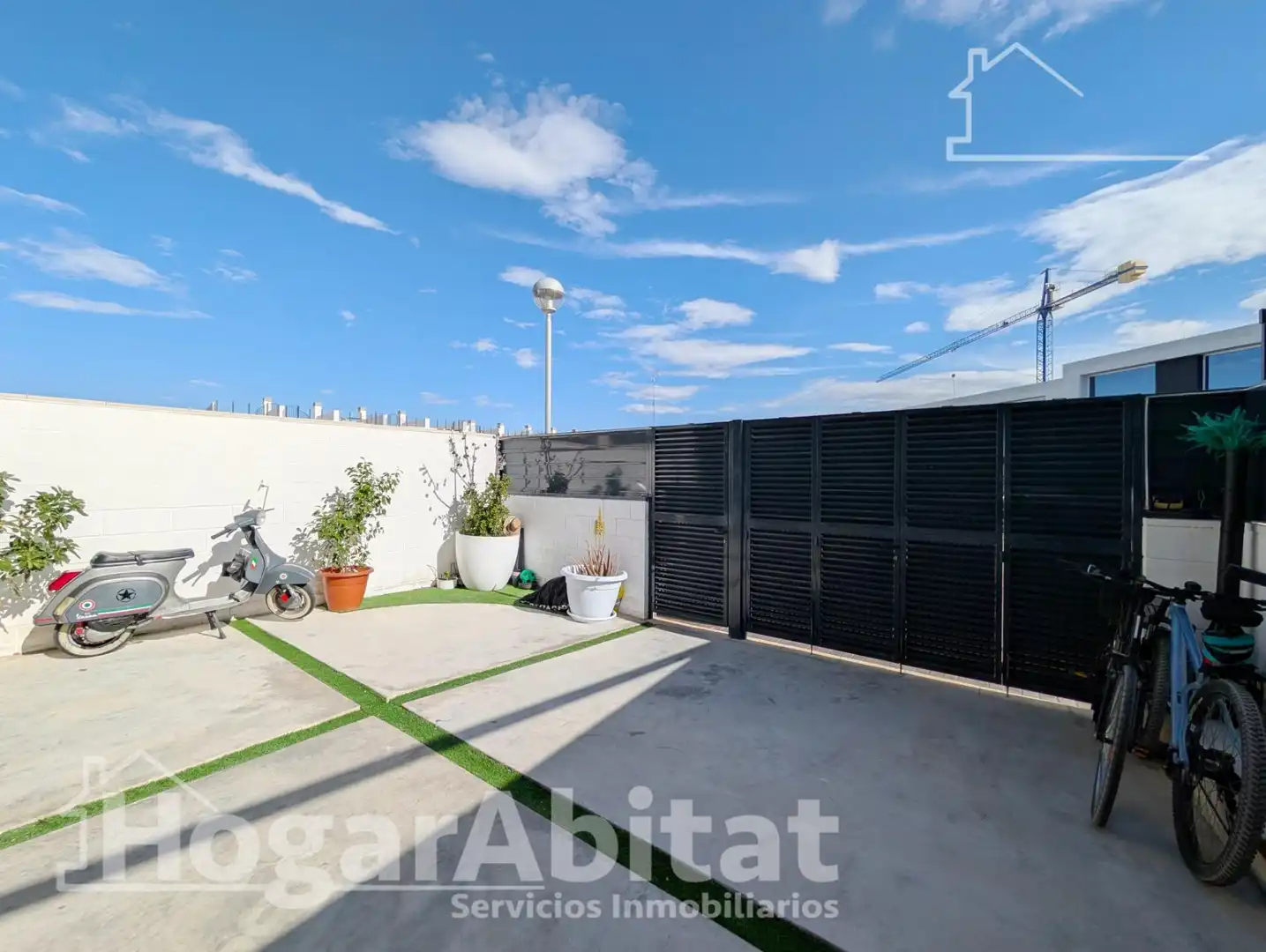 Außenansicht von Einfamilien-Reihenhaus zum Verkauf in Santa Pola mit Klimaanlage, Heizung und Terrasse