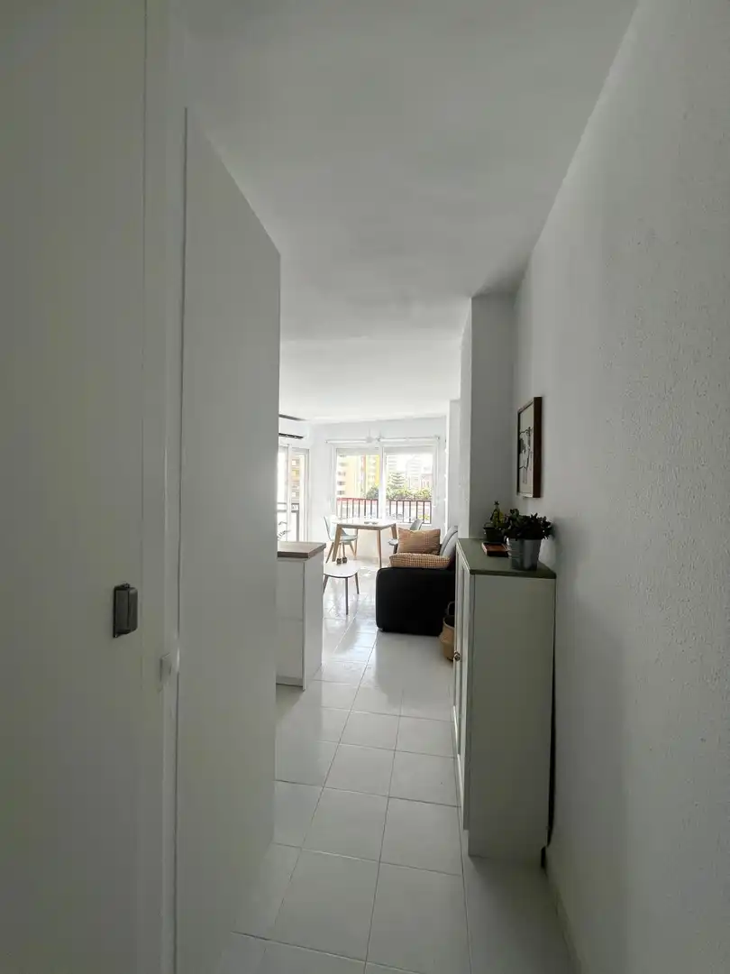 Dormitori de Apartament de lloguer en Fuengirola amb Aire condicionat, Calefacció i Jardí privat
