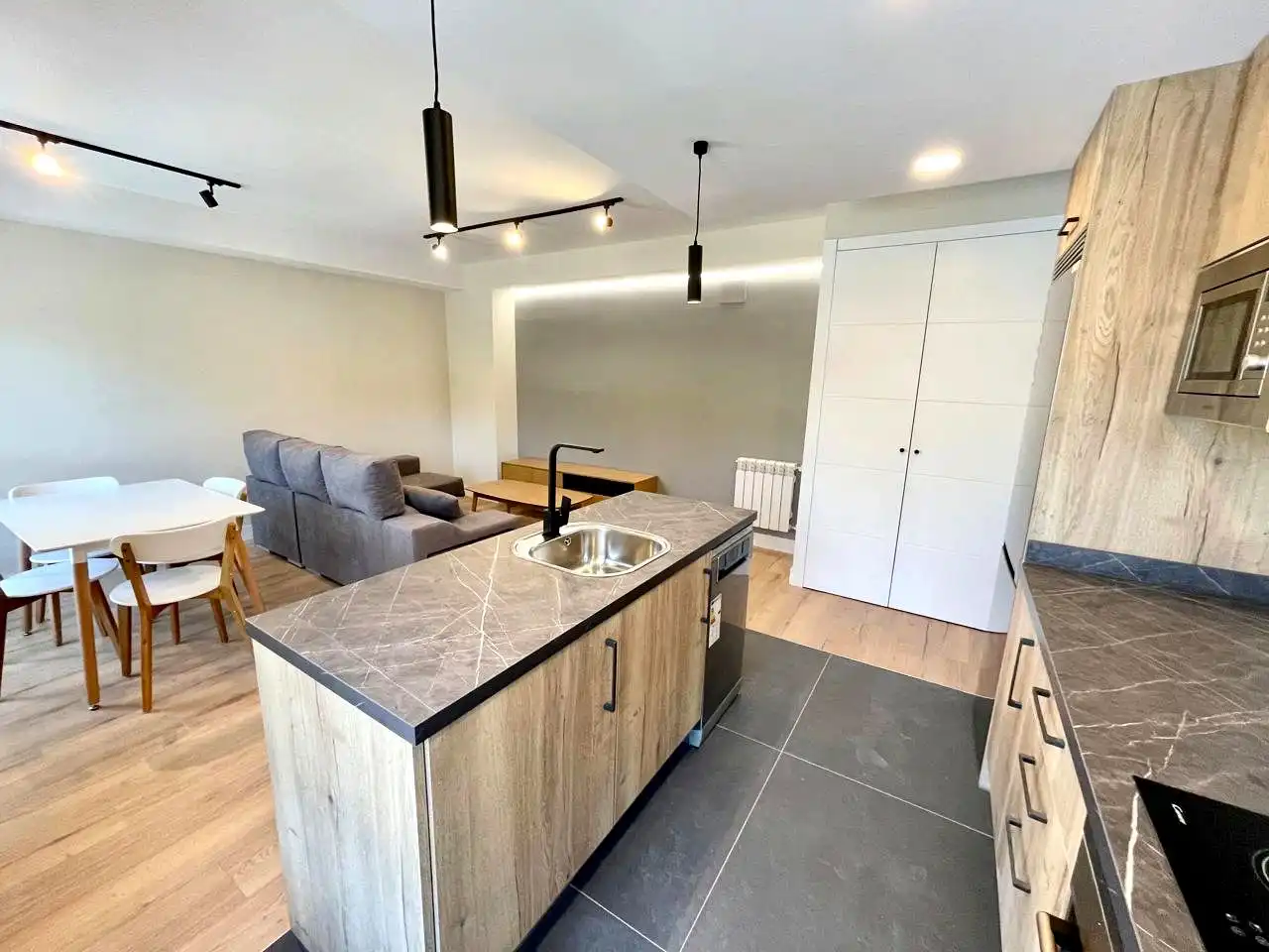 Cuina de Apartament de lloguer en Madrid amb Aire condicionat, Calefacció i Moblat