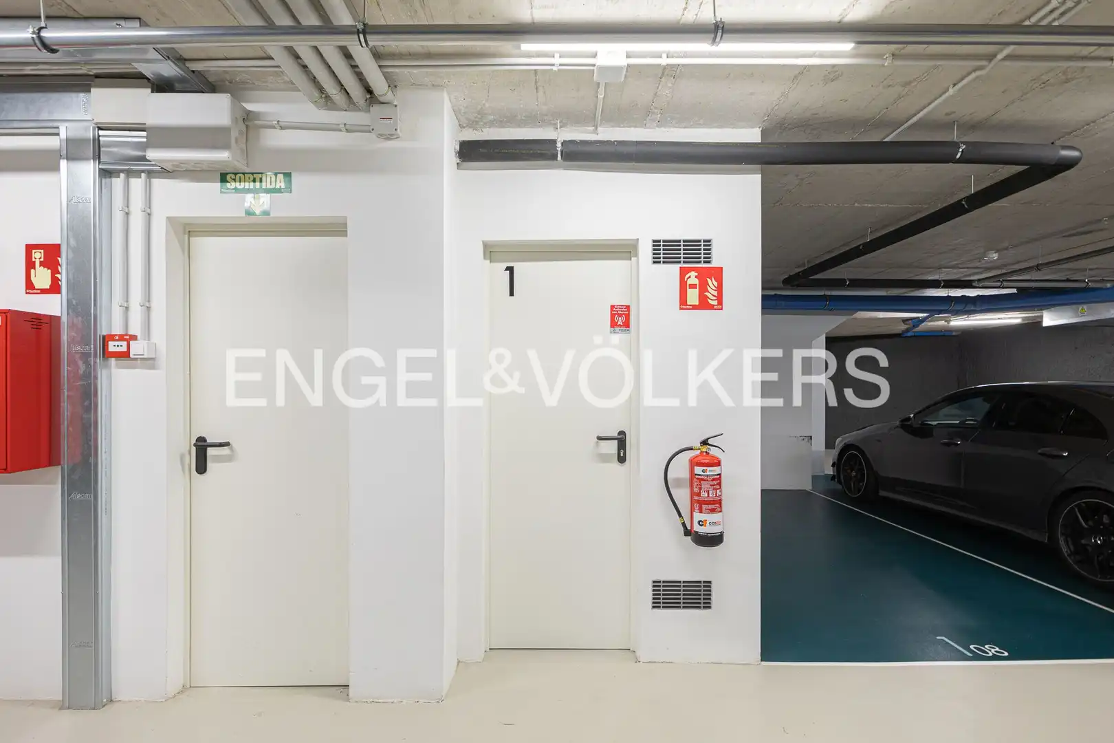 Parking of Flat for rent in Barcelona  with Air Conditioner, Heating and Parquet flooring