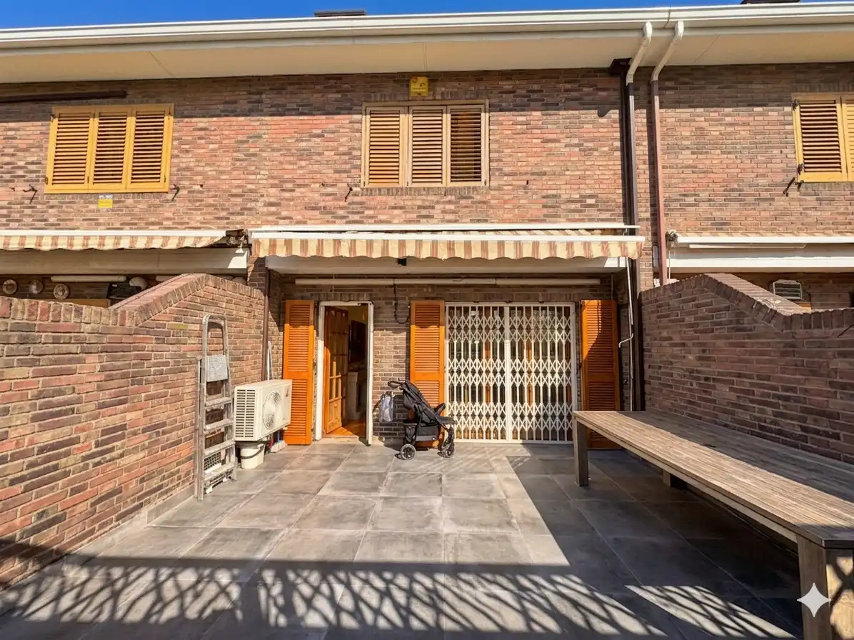 Vista exterior de Casa adosada en venda en Badalona amb Aire condicionat, Calefacció i Parquet
