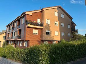 Vista exterior de Dúplex en venda en Villaquilambre amb Calefacció, Traster i Forn