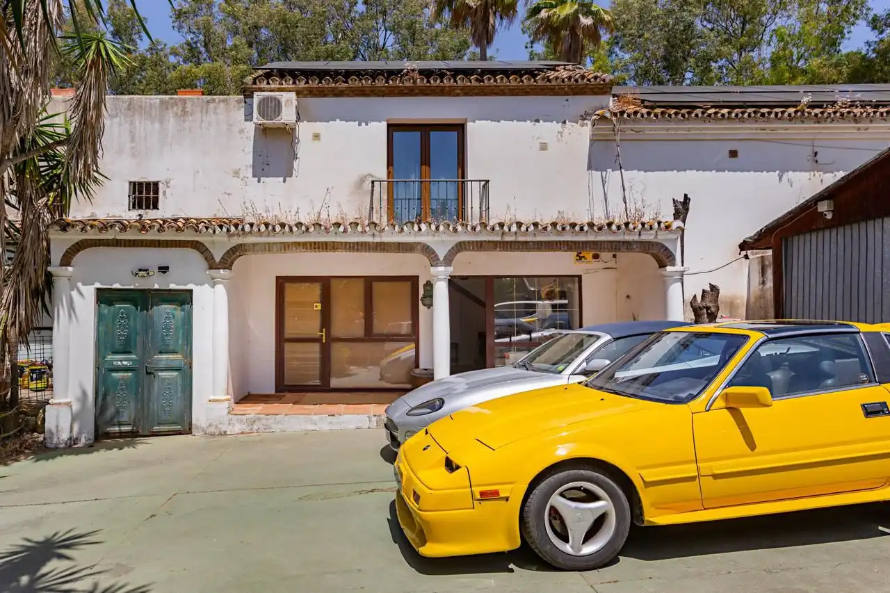 Vista exterior de Casa o xalet en venda en Manilva amb Aire condicionat, Jardí privat i Terrassa