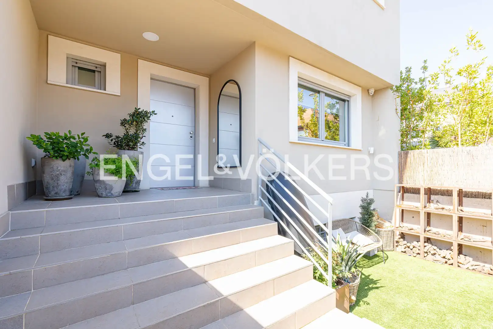 Vista exterior de Casa adosada en venta en Pozuelo de Alarcón con Aire acondicionado, Calefacción y Jardín privado