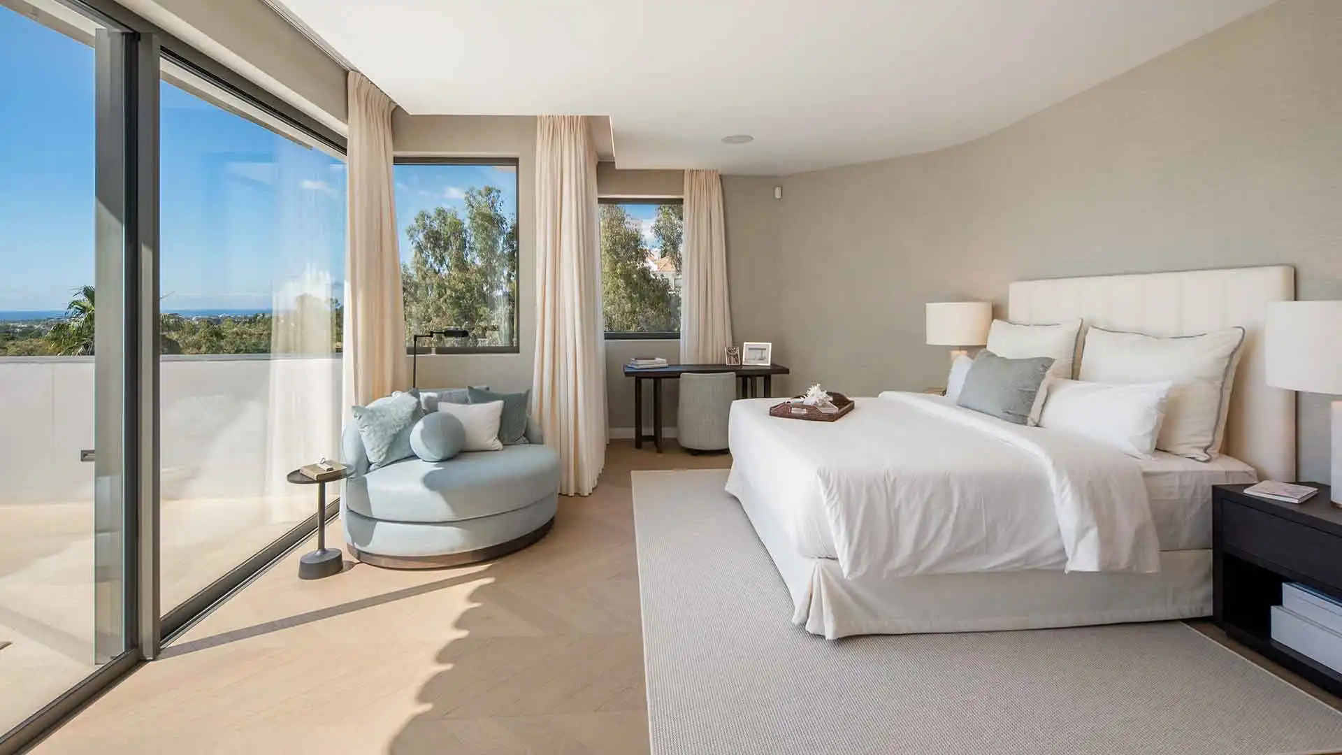 Dormitori de Casa o xalet en venda en Benahavís amb Aire condicionat, Jardí privat i Terrassa