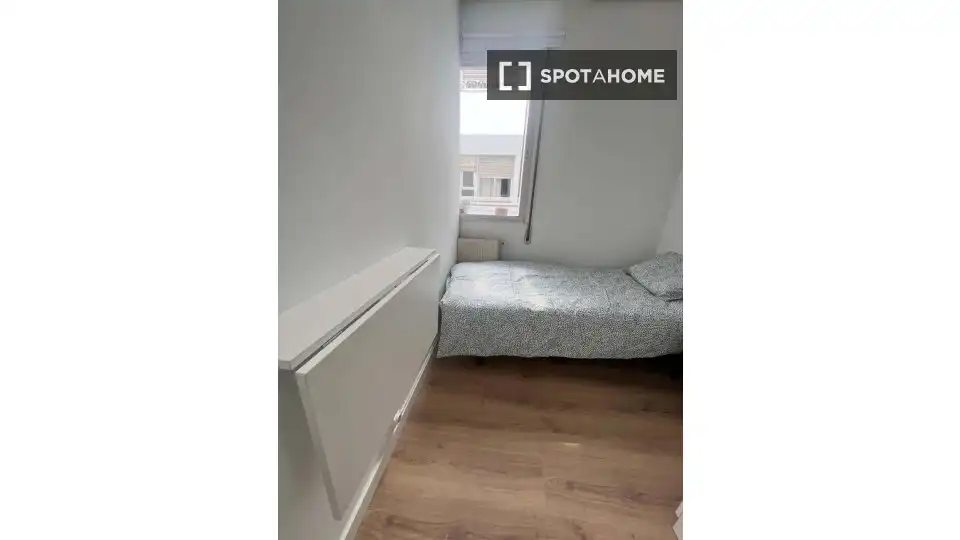 Schlafzimmer von Wohnung zur Miete in Madrid mit Klimaanlage, Heizung und Möbliert