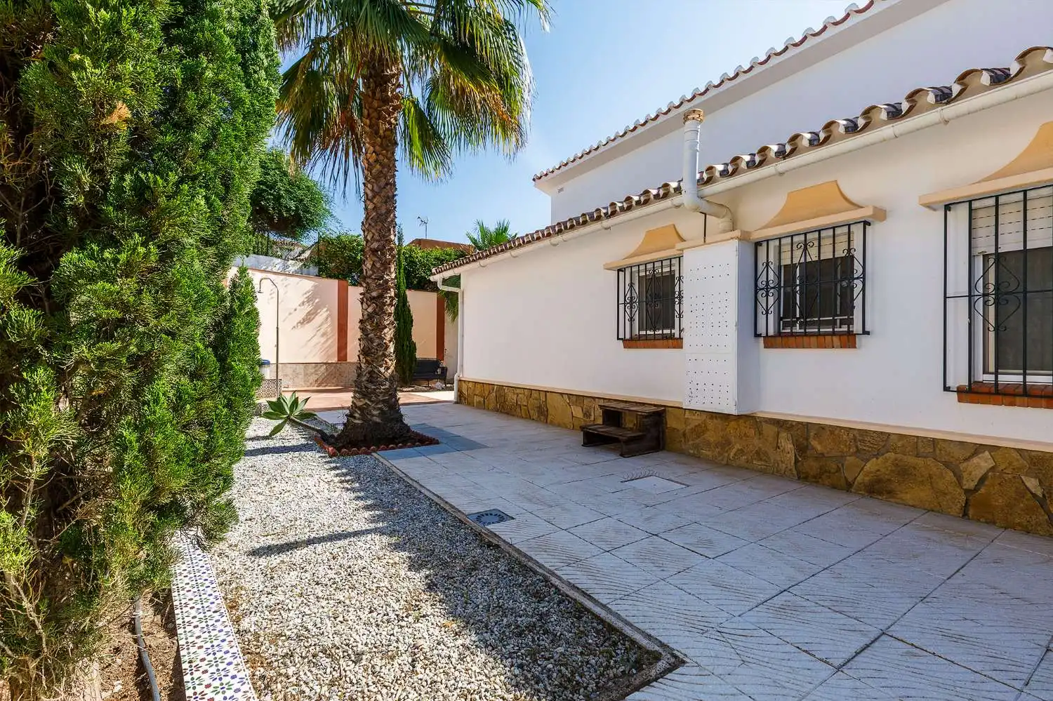 Vista exterior de Casa o xalet en venda en Vélez-Málaga amb Aire condicionat, Traster i Internet