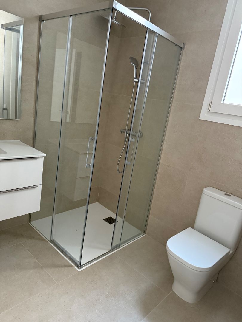 Bany de Apartament de lloguer en Deltebre amb Calefacció, Terrassa i Forn