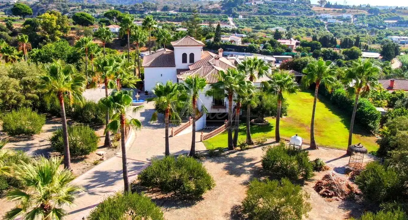 Vista exterior de Finca rústica en venda en Estepona amb Jardí privat, Terrassa i Traster