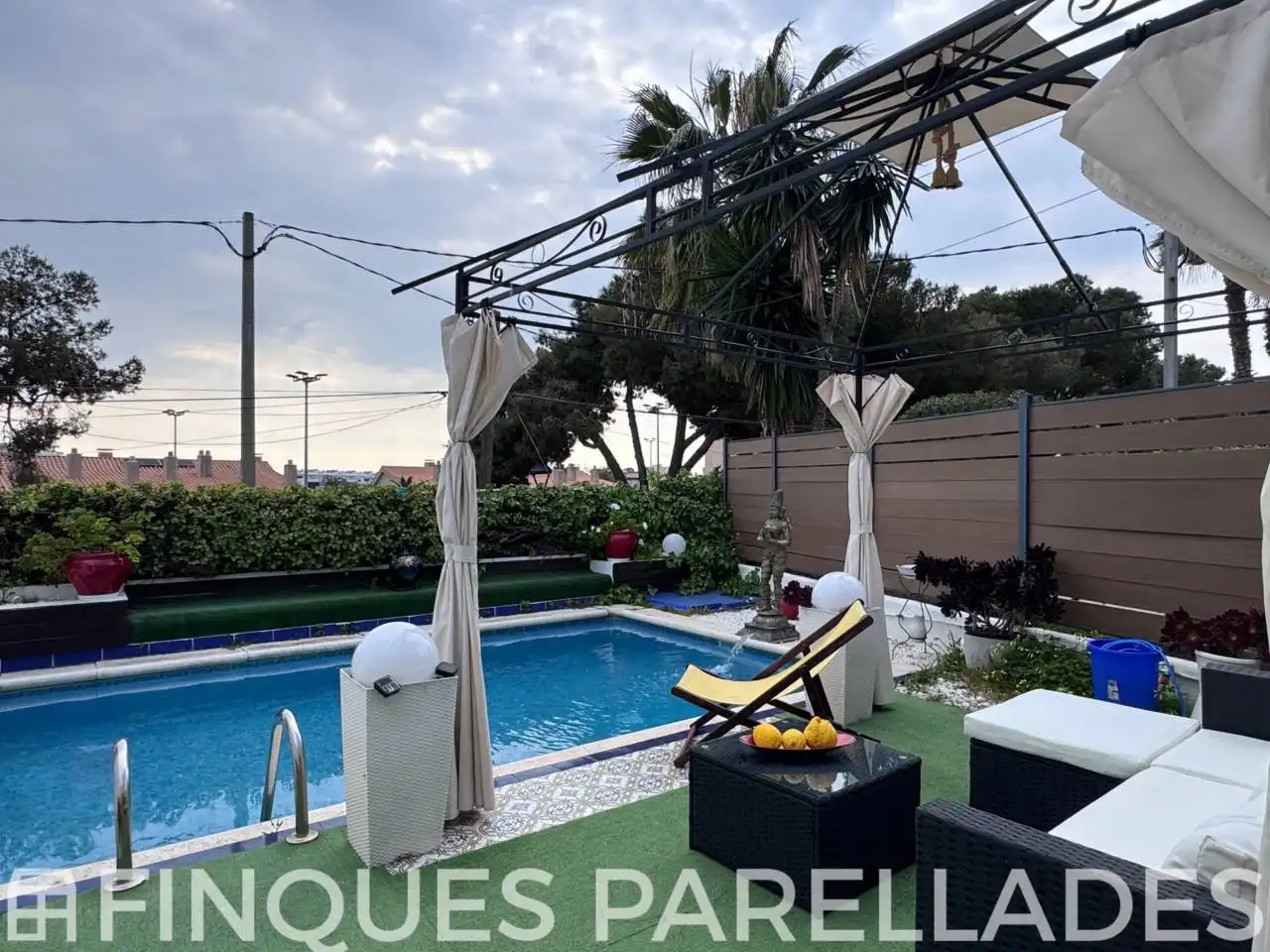Piscina de Casa adosada en venda en Sitges amb Aire condicionat, Calefacció i Jardí privat