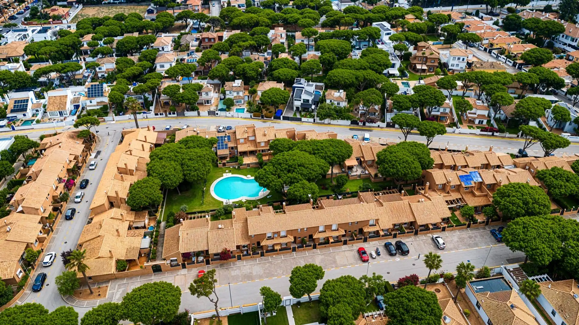 Vista exterior de Casa adosada en venda en Chiclana de la Frontera amb Jardí privat, Terrassa i Piscina comunitària