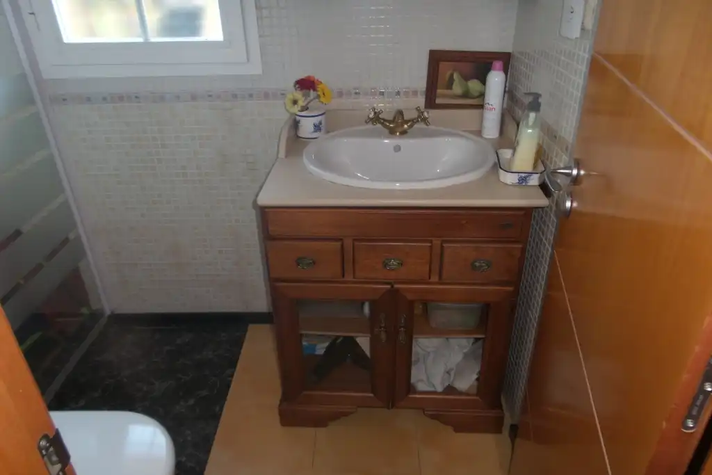 Badezimmer von Einfamilien-Reihenhaus zum Verkauf in Alhaurín de la Torre mit Klimaanlage, Privatgarten und Abstellraum