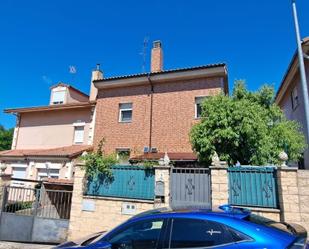 Vista exterior de Casa adosada en venda en San Mamés de Burgos amb Piscina