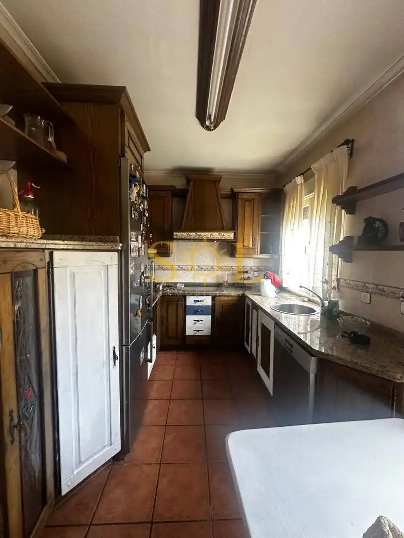 Cuina de Casa o xalet en venda en León Capital  amb Calefacció, Jardí privat i Terrassa