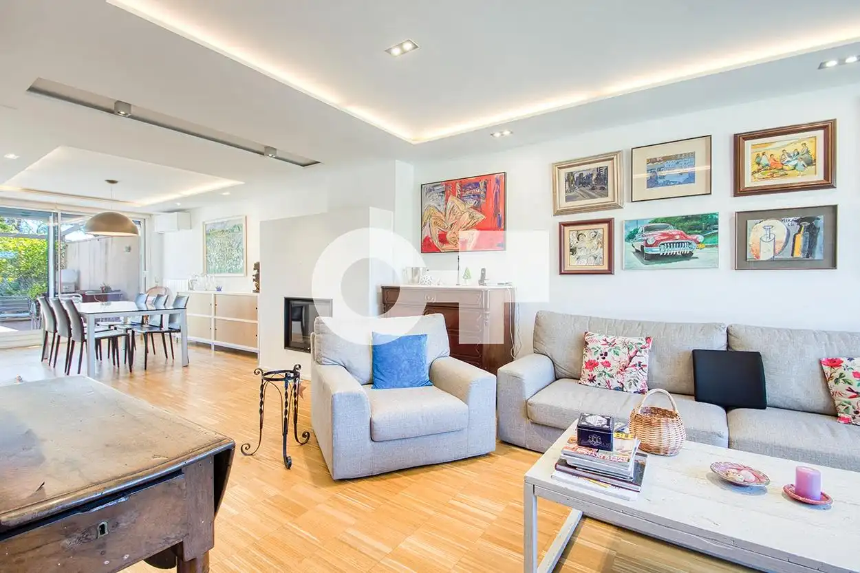 Sala d'estar de Casa adosada en venda en Sant Just Desvern amb Aire condicionat, Calefacció i Parquet