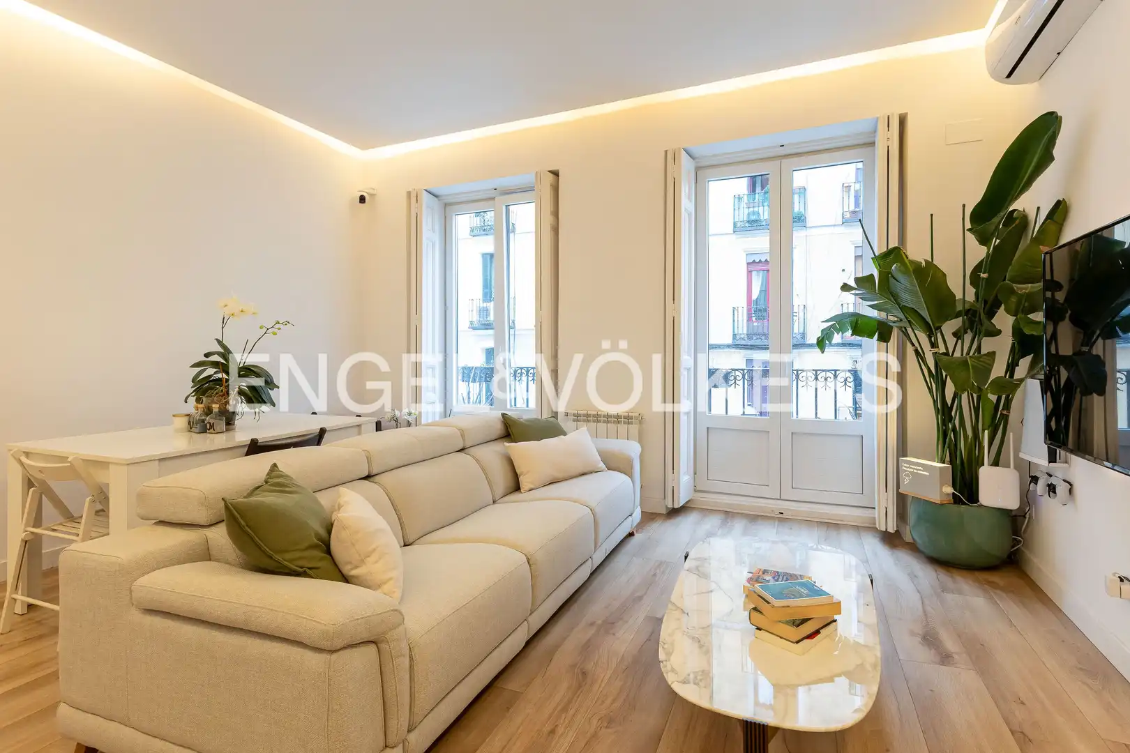 Living room of Flat for sale in Madrid  with Air Conditioner, Heating and Balcony