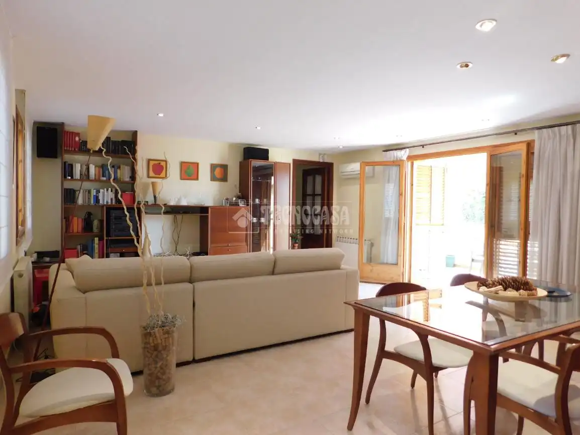 Sala d'estar de Casa o xalet en venda en El Pla del Penedès amb Aire condicionat, Calefacció i Jardí privat