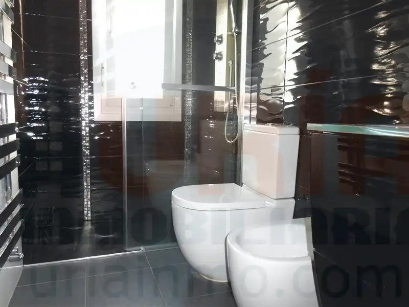 Bany de Pis en venda en Oviedo  amb Calefacció, Forn i Microones