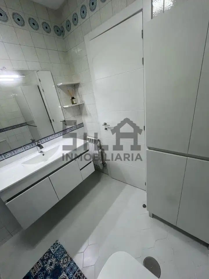 Bathroom of Flat for rent in Ourense Capital   with Heating, Furnished and Balcony