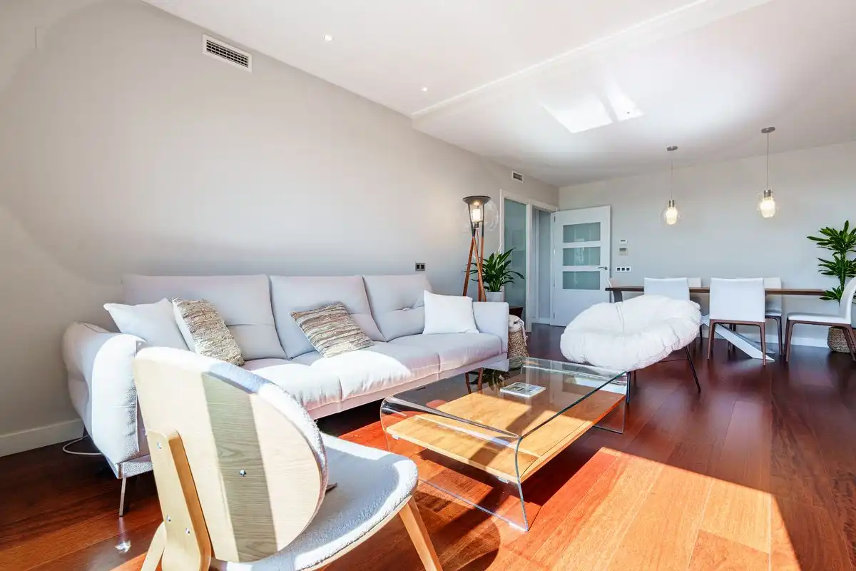 Sala de estar de Piso en venta en Pozuelo de Alarcón con Aire acondicionado, Calefacción y Jardín privado