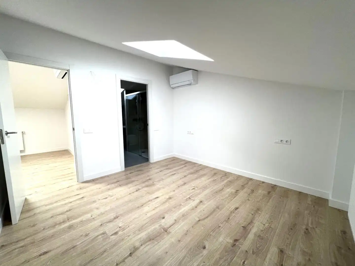 Attic for rent in Girona  with Air Conditioner, Terrace and Storage room
